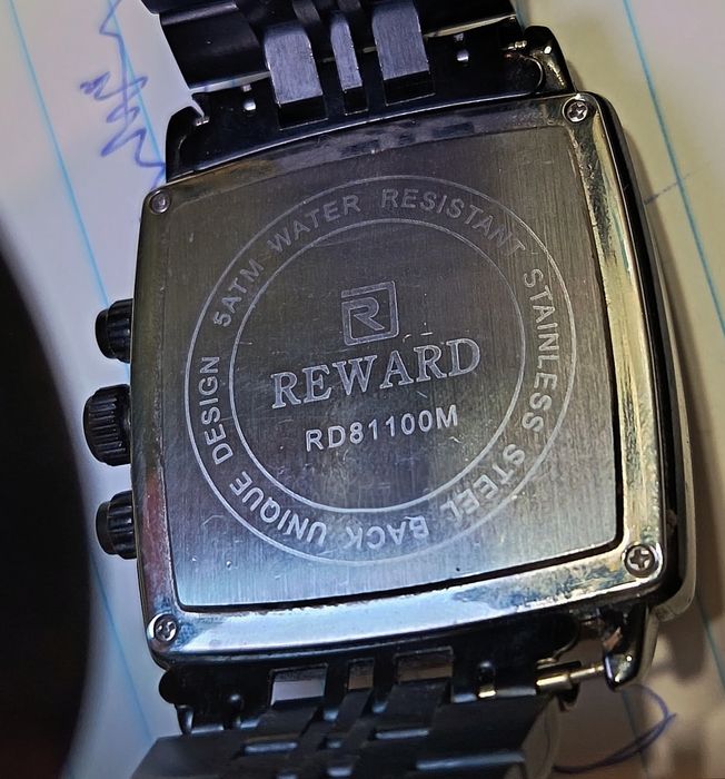 часы REWARD в чёрном исполнении.