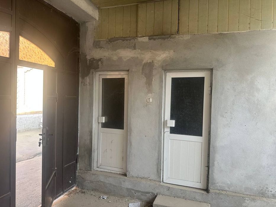 Ховли сотилади 3 хонали