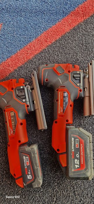 Milwaukee ferestrau pendular pe acumulator.