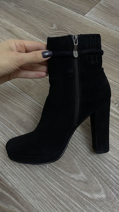 Продам замшевые ботинки