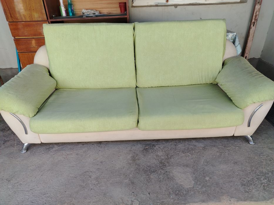 Продам диван с двумя креслами