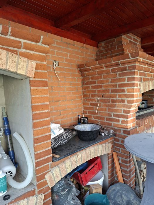 Fațade,  case la roșu,  gri , acoperiș, structuri,  betoane .