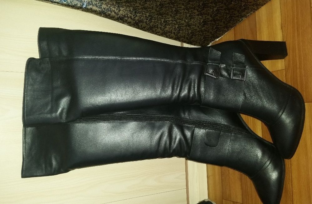 Продам демисезонные женские сапоги