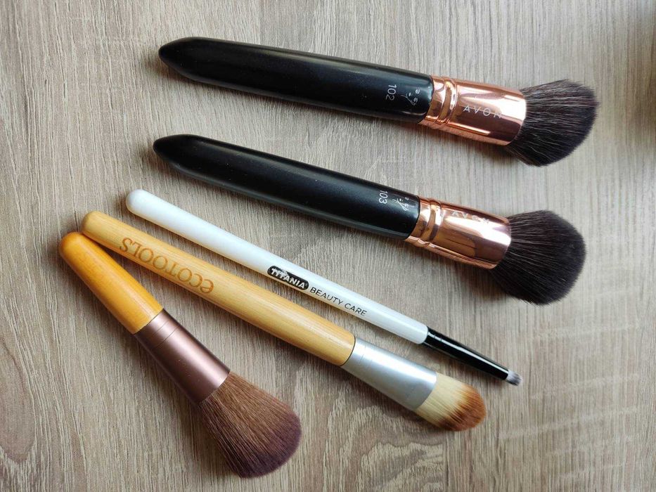 Различни четки за грим