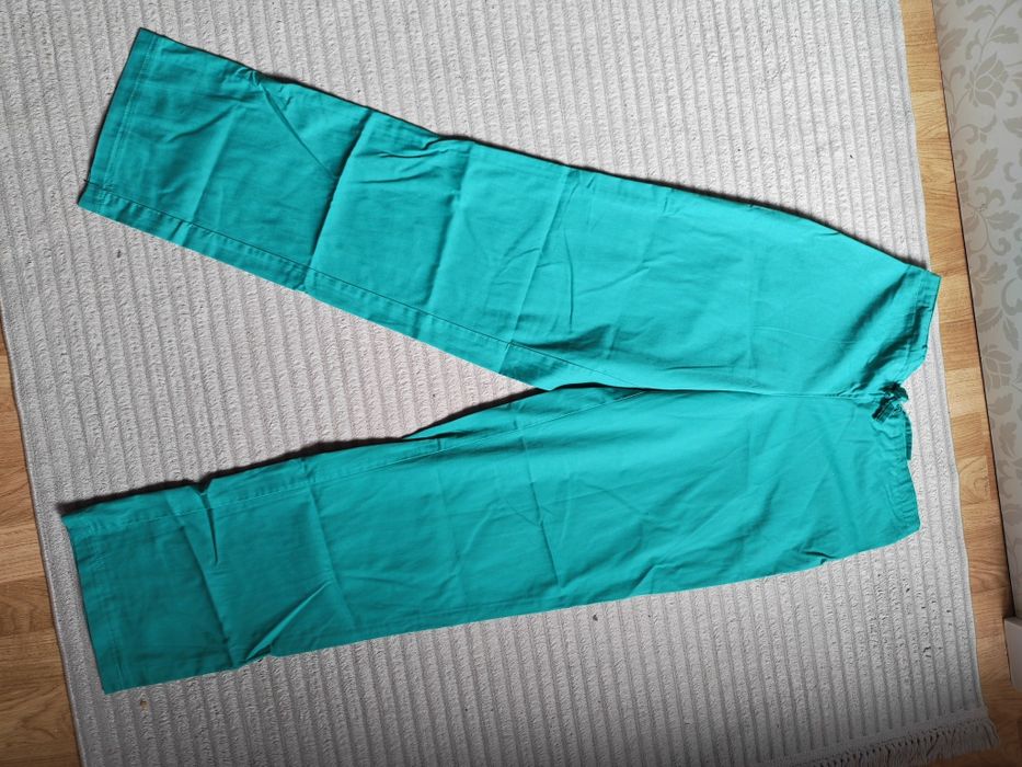 Vând uniforme medicale