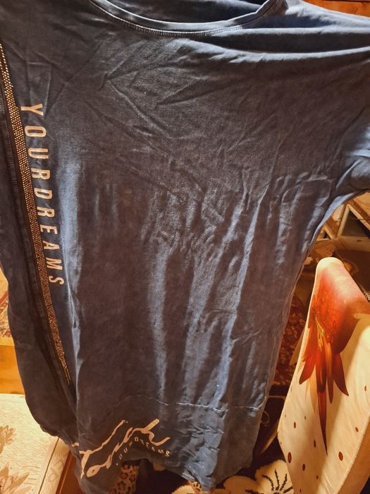 Продава се  комплекти има лек коментар