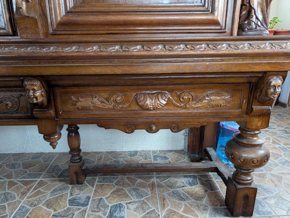 Антикварен массивен дъбов бюфет в стил Неоренесанс