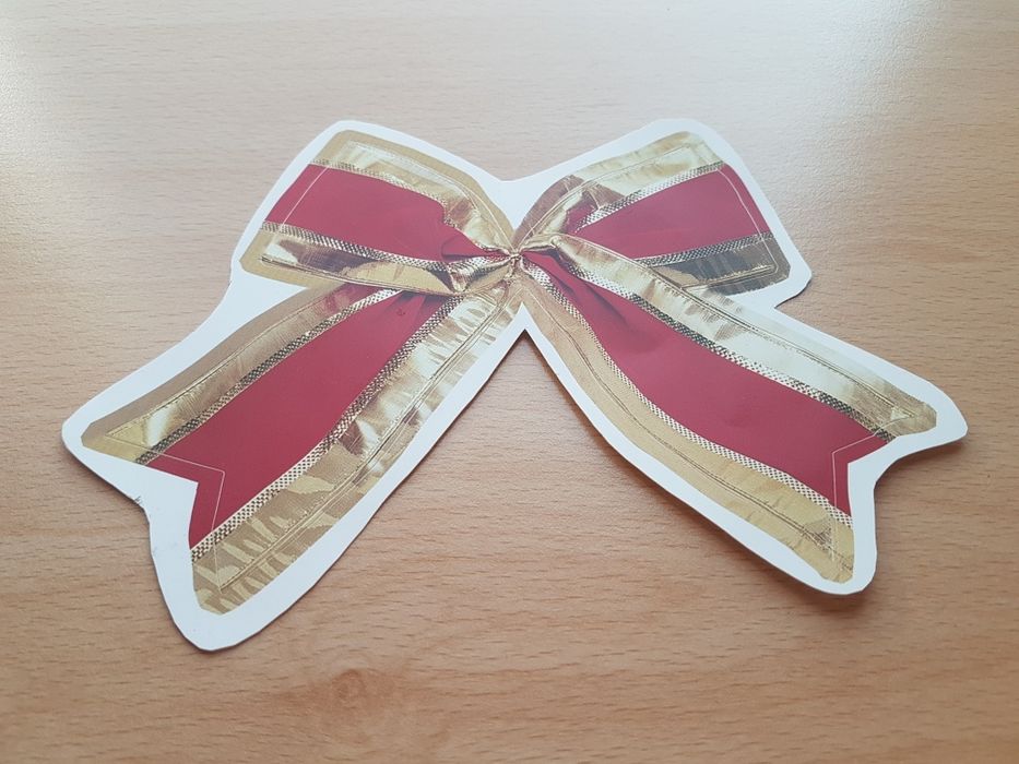 Наклейка в виде бантика