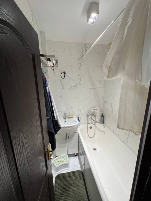 Своя !!!  2-х комнатная 2 этаж рисовый базар.