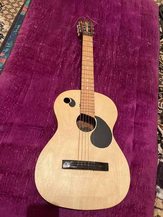 gitara holati zor srocna sotiladi 50$