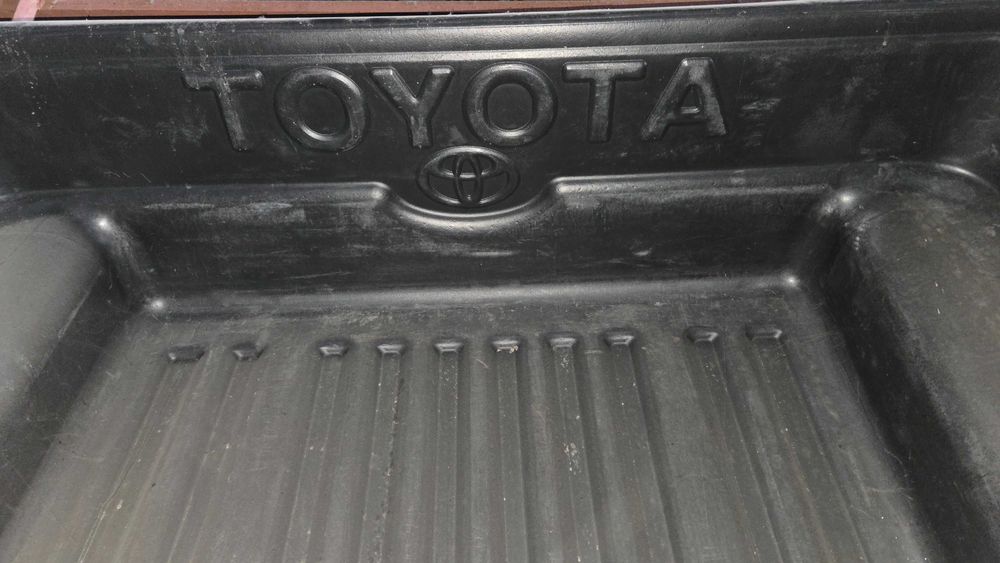 Оригинален леген + капак за 4-врата 2010 Toyota Hilux, в идеално състояние