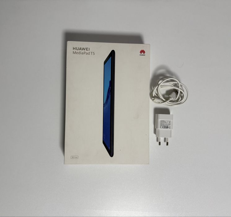 Tableta huawei media pad t5. Cu folie si husa. Negociabil