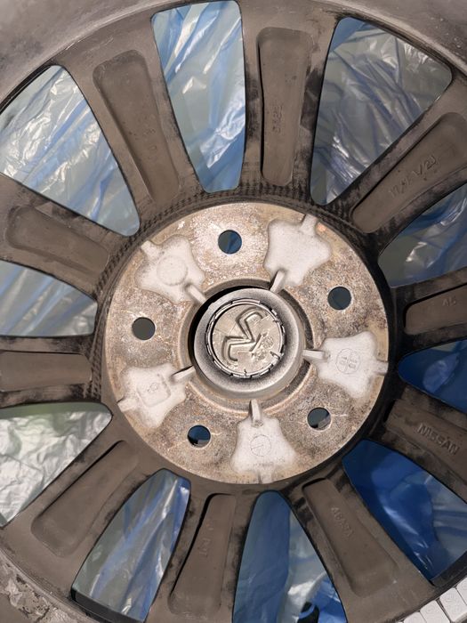 Оригинални джанти Infiniti 17 5x114.3 ET45 7.5J + зимни гуми