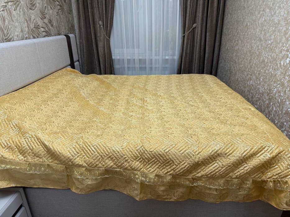 Продается набор покрывала и декоративные наволочки в хорошем состоянии