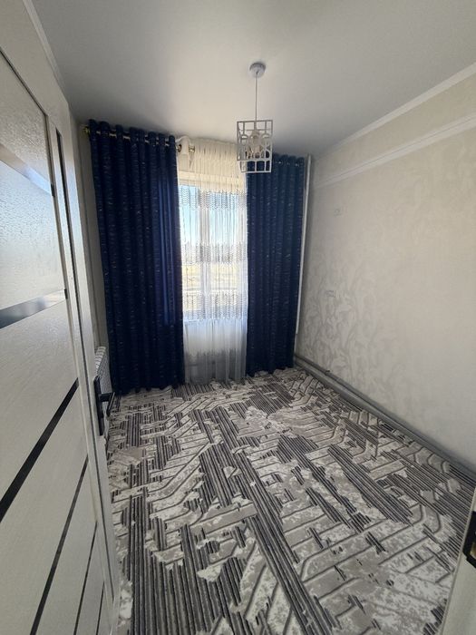 Тинчлик плаза олдида хон сарой домидан 1 хона 2 хона килинган уй