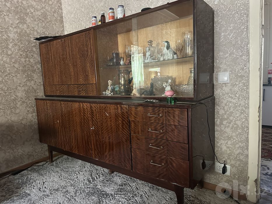 Shkaf va ko‘zgu o‘rnatilgan kiyinish stoli
