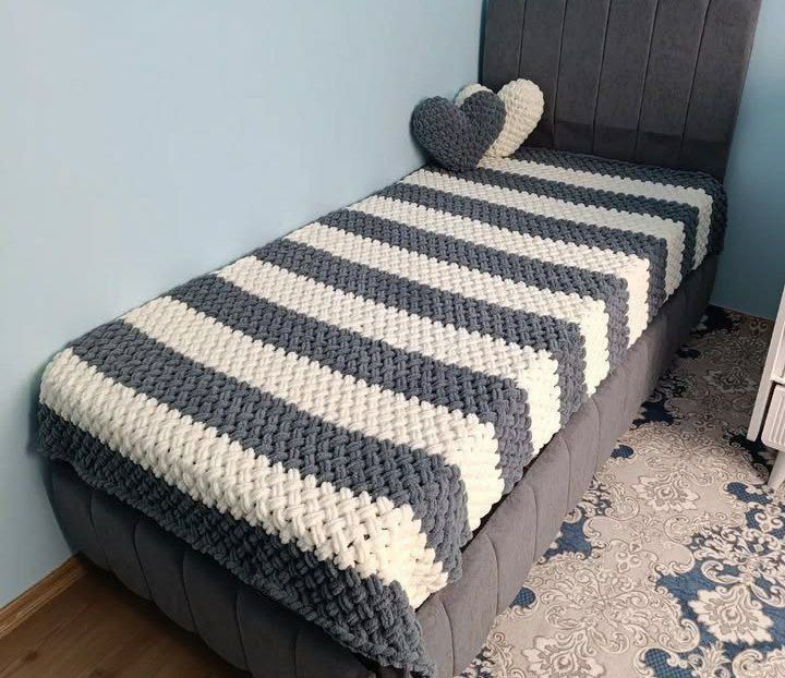 Qolbola yumshoq pled va dekorativ yostiqlar — yangi