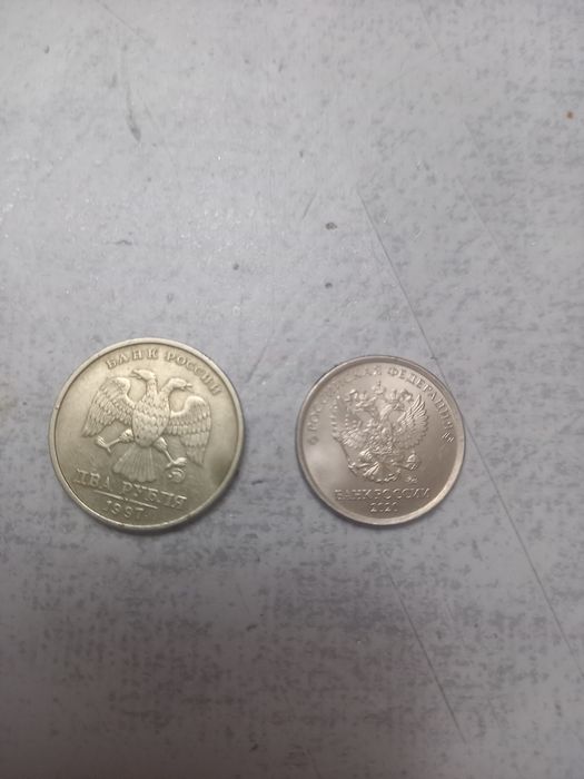Продам монету 2 рубля и 1 рубль.