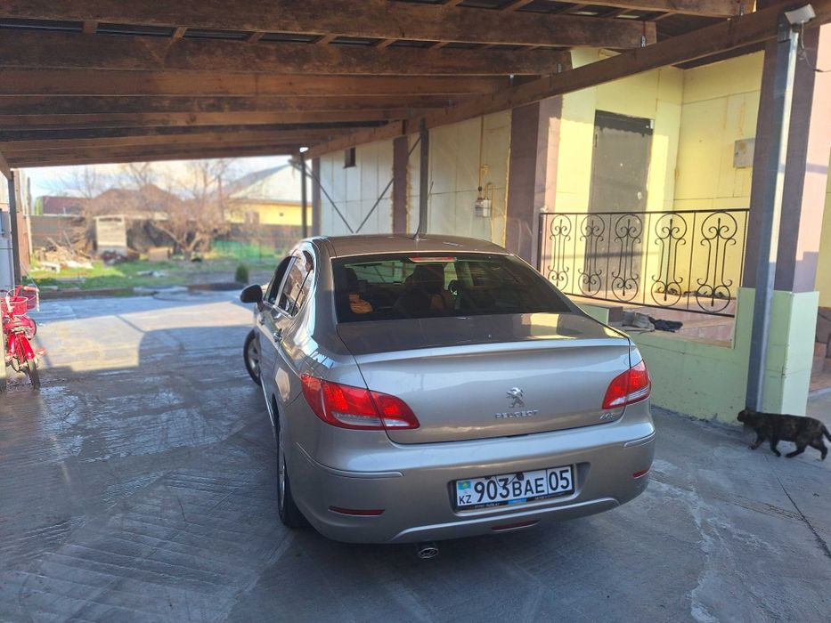 Автомобиль Пежо 408