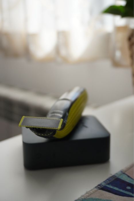Тример / Електрическа самобръсначка Philips OneBlade + регулируема приставка и кабел