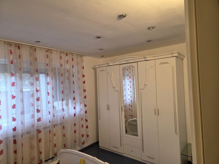 Inchiriez apartament micro 4