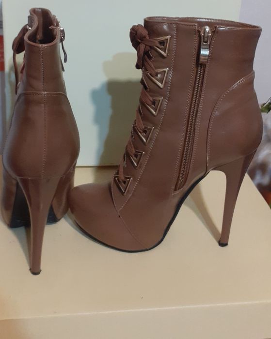 Продам ботильоны (ботинки) 38 р. 2000тенге