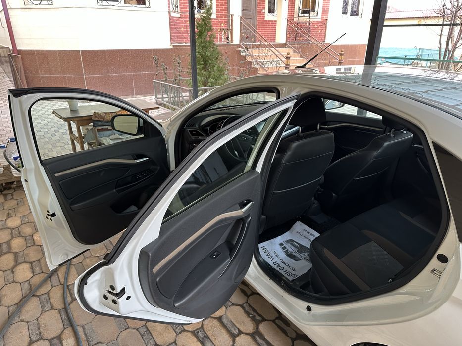 * LADA VESTA 1.8 мех 2018 год одни руки в отличном состоянии срочно!