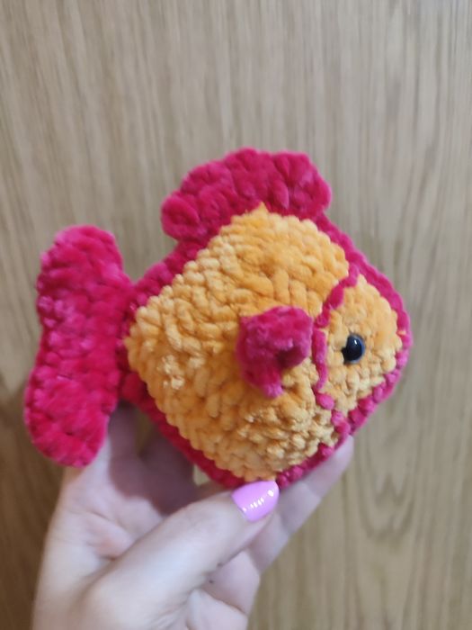 Плюшени играчки за малко дете.Плетени играчки