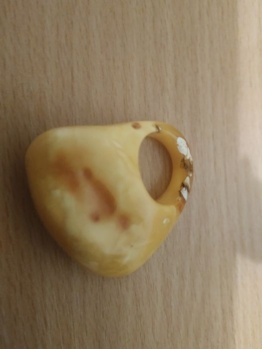 Продаю колечко натуральный янтарь светлого цвета.