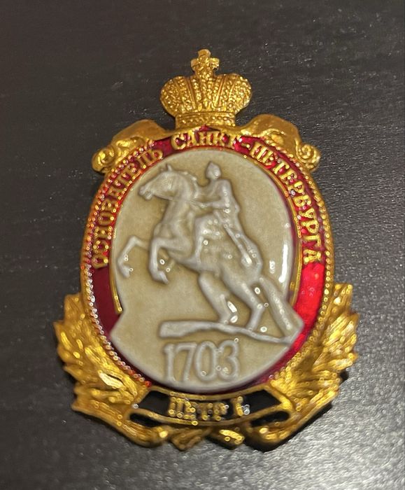 Продам СССР статуэтку, значок, солонку, колье