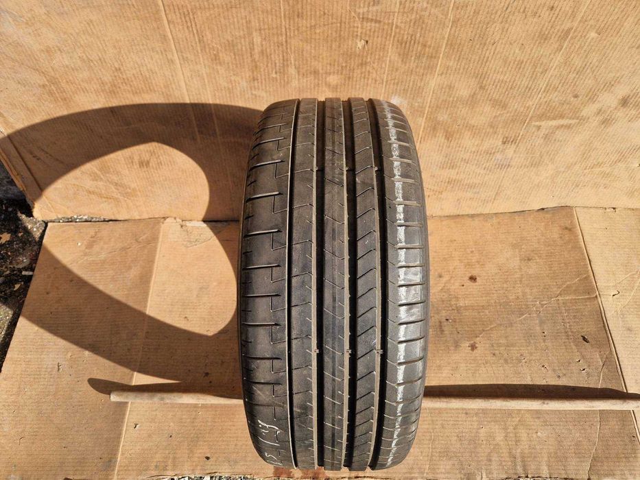 1 Pirelli R19 235/35 Лятна гума DOT4422