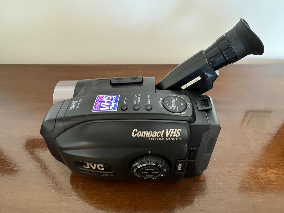 Отлично запазена VHS-C видео камера JVC GR-AX280 3х батерии и адаптери