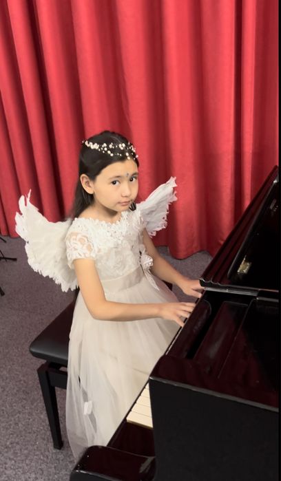 Платье нарядное, пышное.