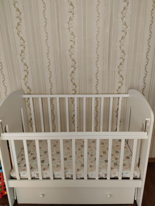 Детская кроватка-маятник