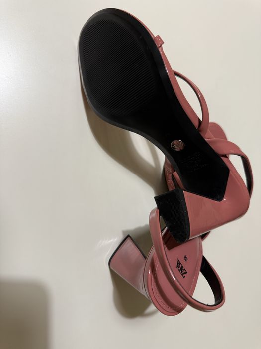 Сандали на ток от ZARA