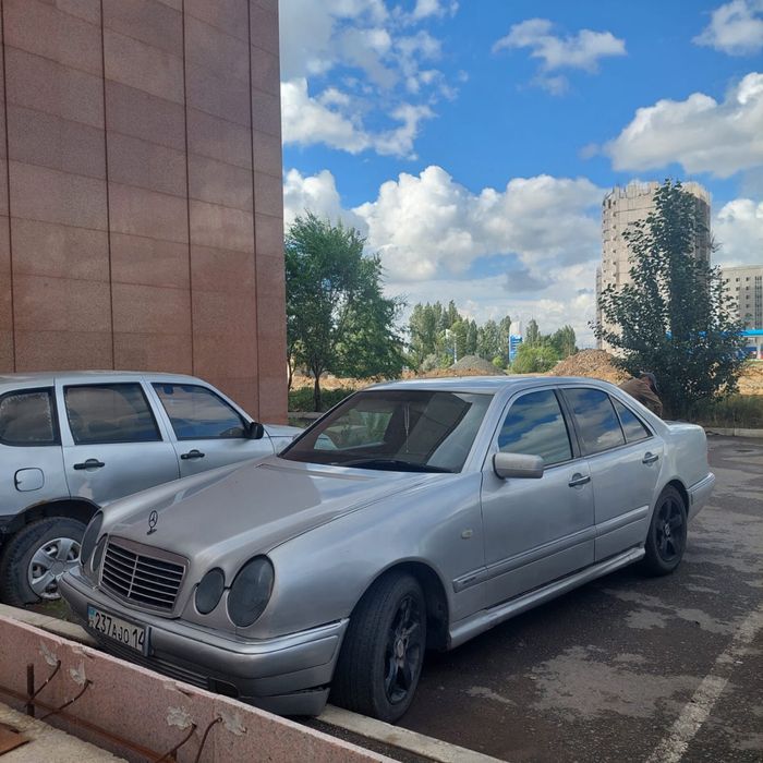 Продам машину срочно торг у капота.