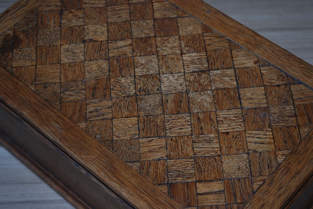 Ofer spre vanzare o caseta veche ,marchetata, din stejar