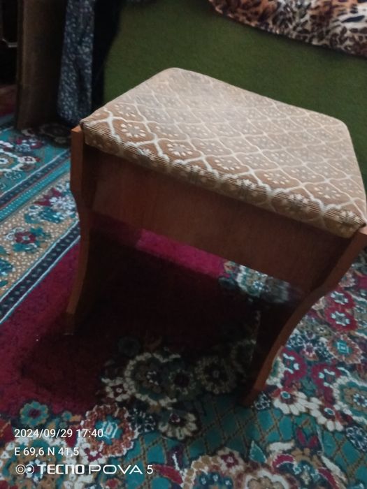 Продается набор.обеденный стол и 4 табурета