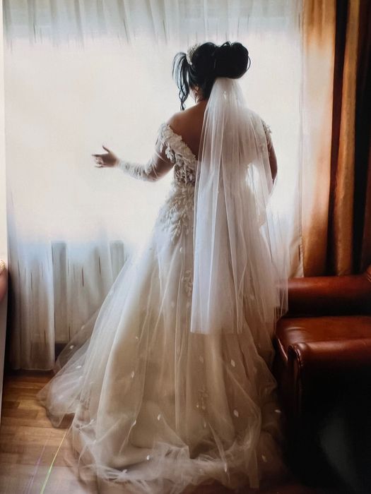 Vând rochie de mireasa stil A . Rochia se afla intr-o stare buna .