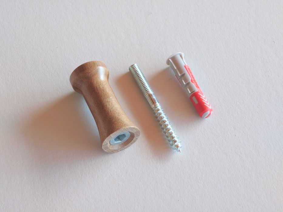 Дървени закачалки за стена или стенен панел.