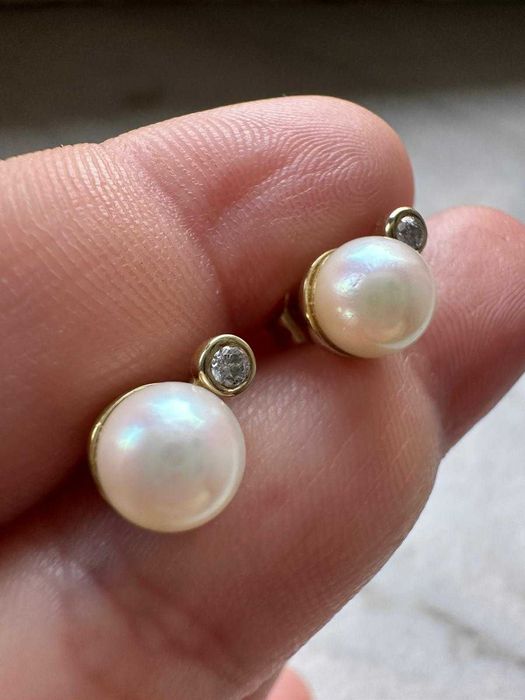Pereche de cercei din aur galben, decorată cu perle Akoya și diamante