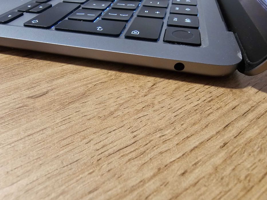 MacBook Air 13.6" M2 (2022) | 8GB | 256GB SSD | Space Gray | + кутия | БЕЗ зарядно | Проблемен екран | A2681