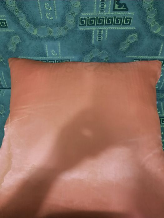 Подушки перьевые сверху атласный чехол