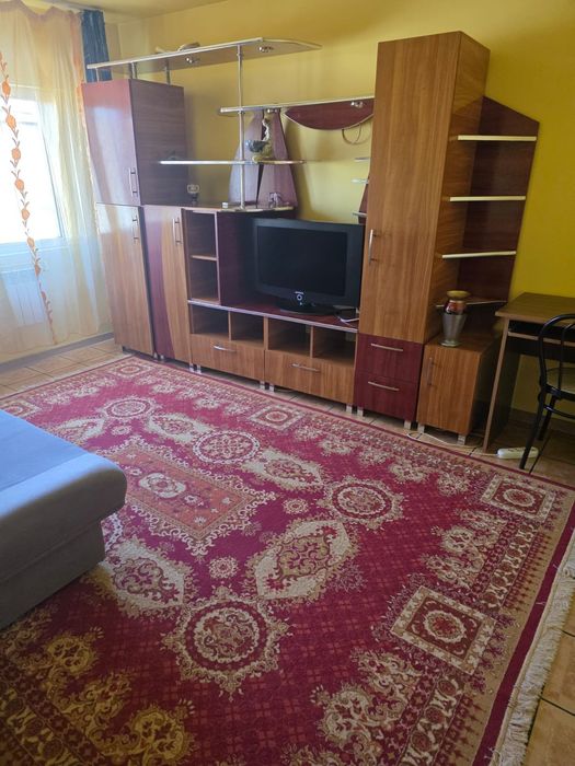 Inchiriez apartament zona Gardu Rosu