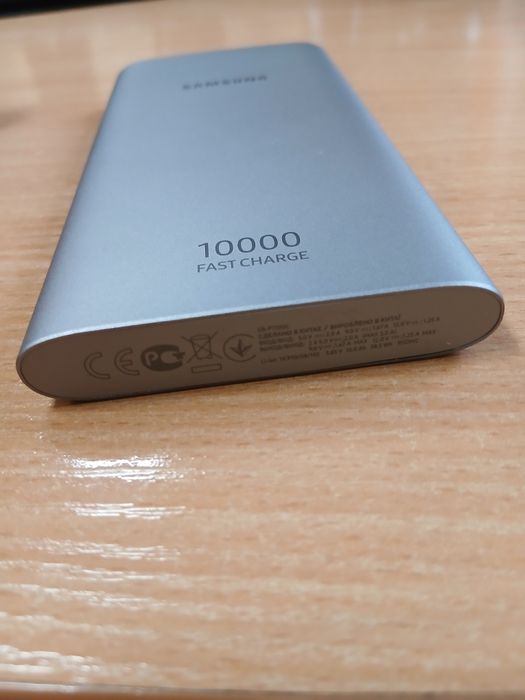 пауэрбанк Samsung 10000 mAh.