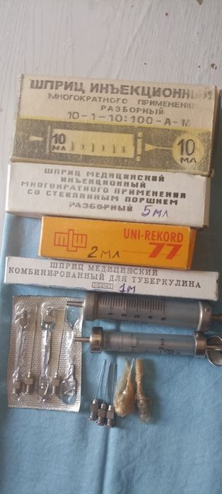 Зонт, колонки, лампы накаливания, панно, ваза, шприцы и другое