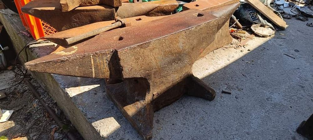 O veche și utilă nicovală de peste 200kg