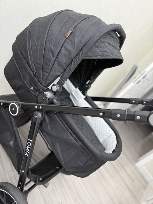 Продам почти новую коляску Tomix