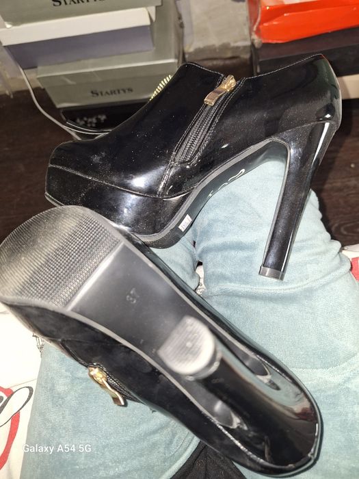 Продам обувь каждая пара 2000 тысячи.