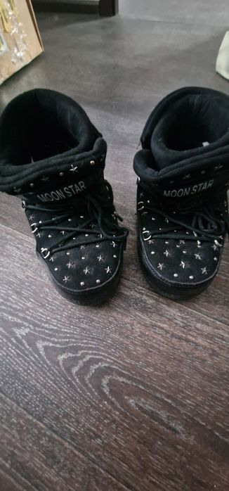 Продам зимние черные ботинки, угги. Модные, красивые.